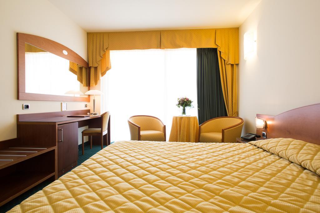 Hotel Capri Bardolino 3S Room photo