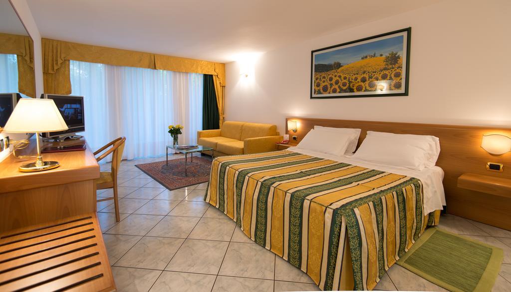 Hotel Capri Bardolino 3S Room photo